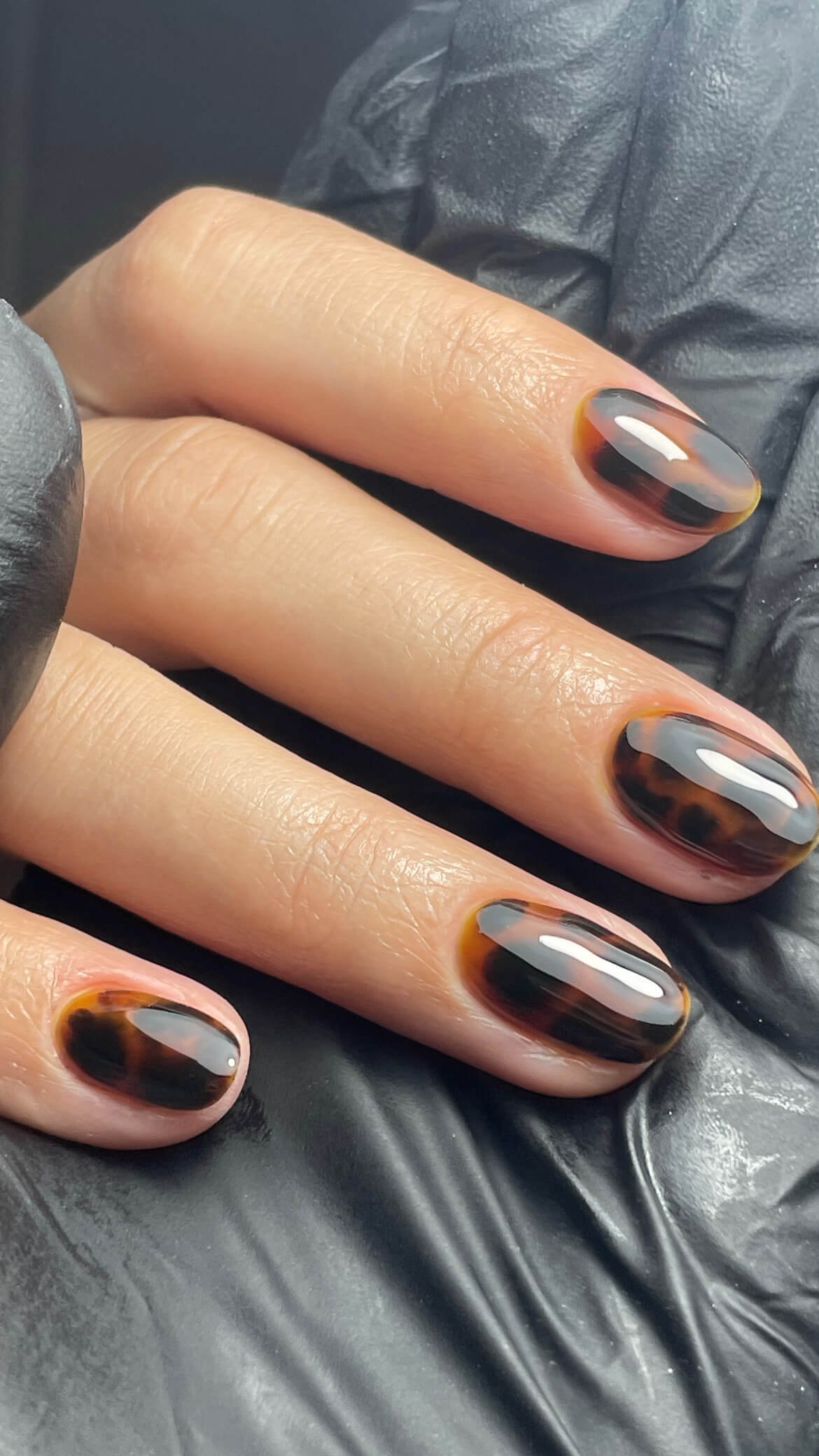 Nail art effet écaille de tortue noir et caramel sur ongles ovales