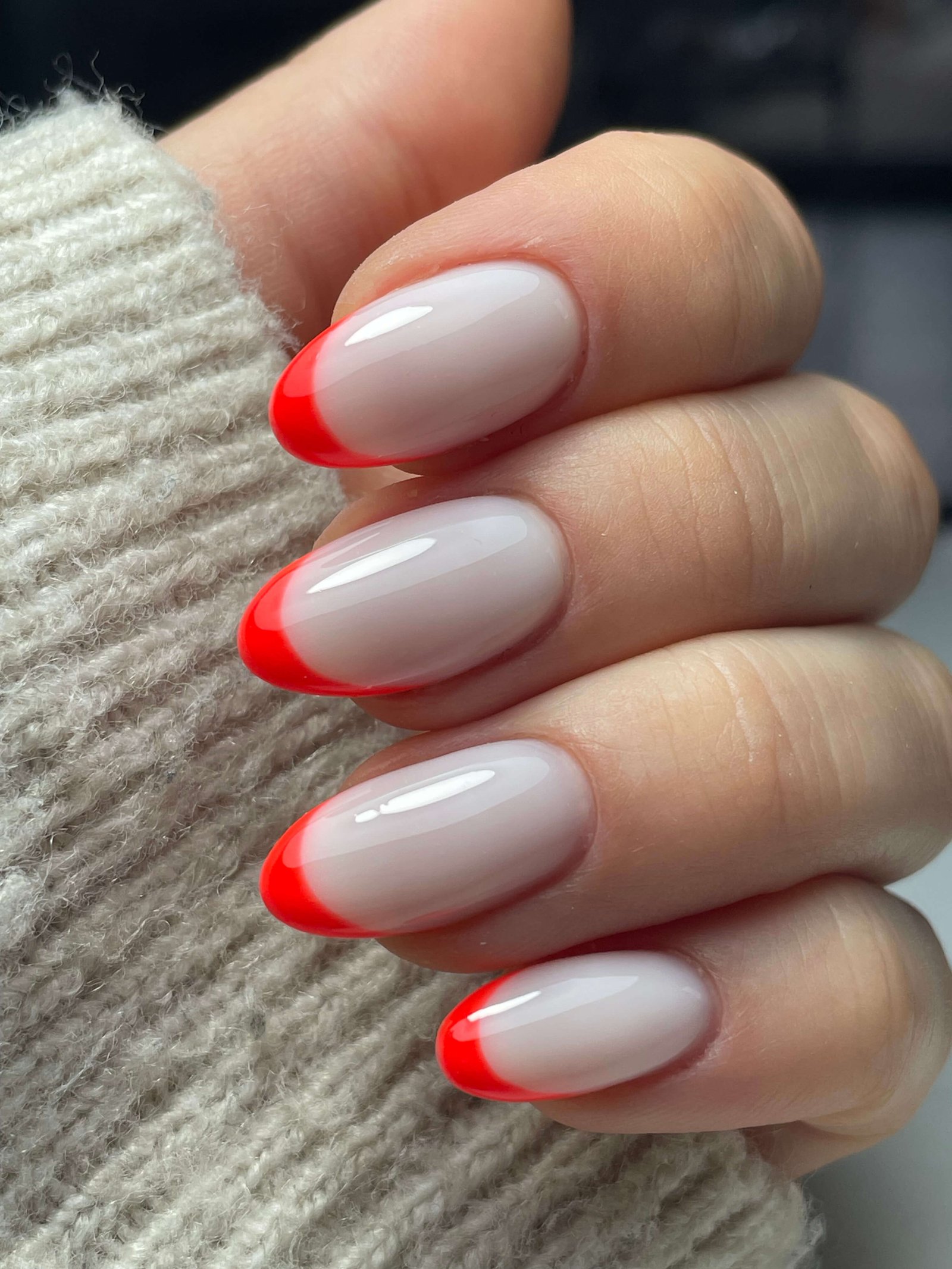 French manucure rouge sur base nude ongles ovales