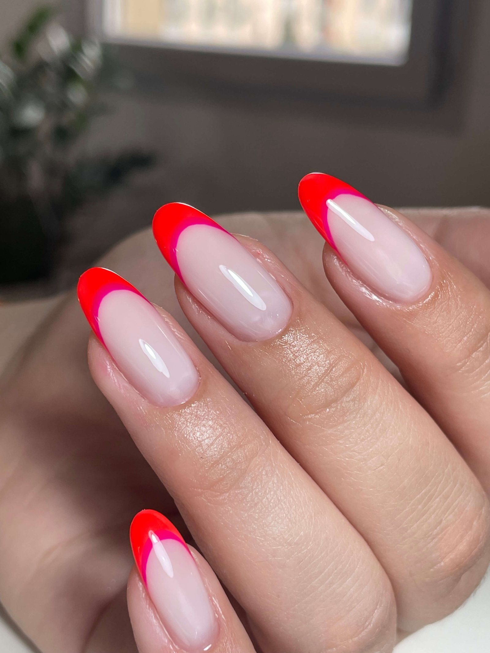 French manucure rouge fuchsia avec dégradé sur ongles amande