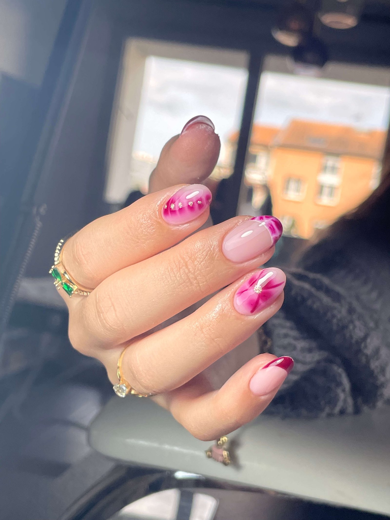 Nail art fuchsia abstrait avec strass sur ongles ovales