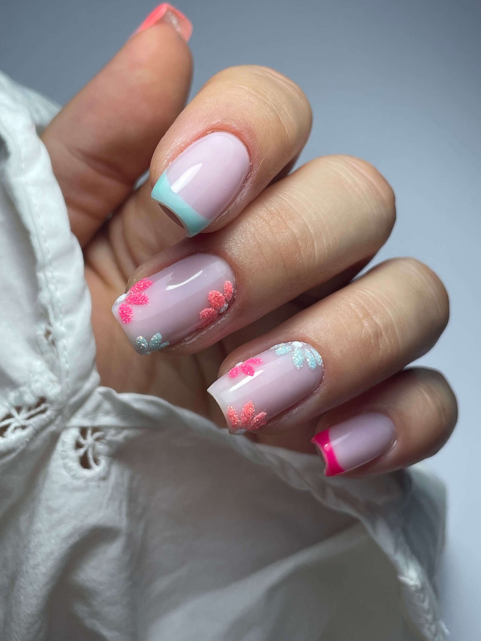 French manucure multicolore avec paillettes sur ongles carrés