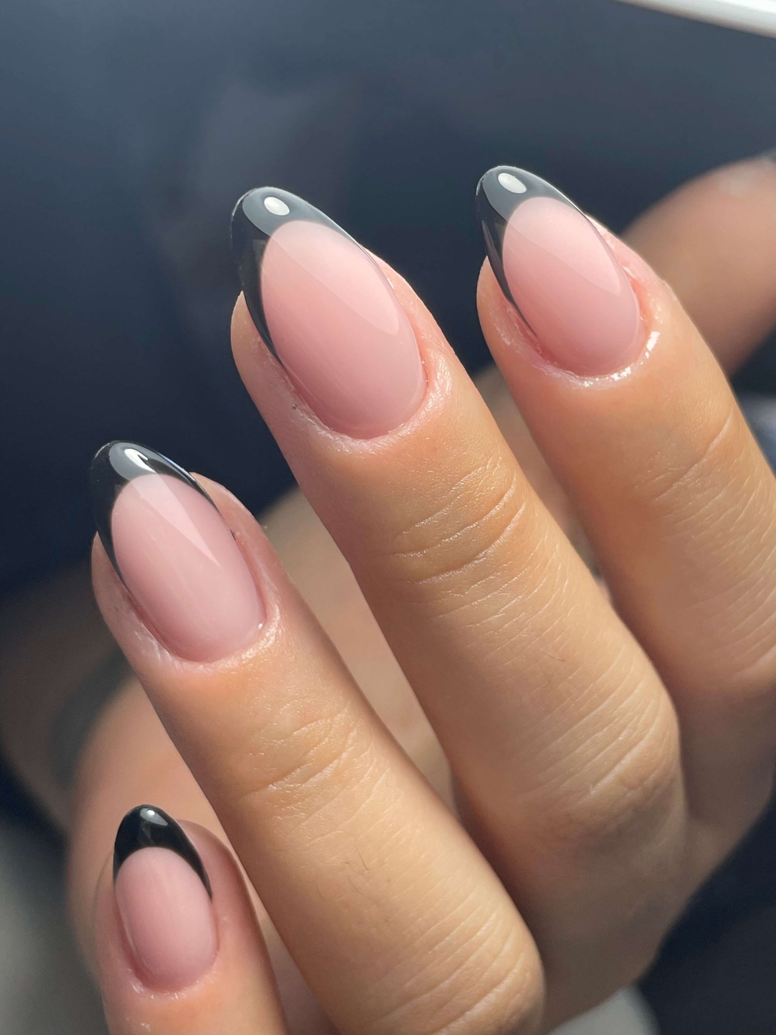 French manucure noir graphique diagonal sur ongles ovales