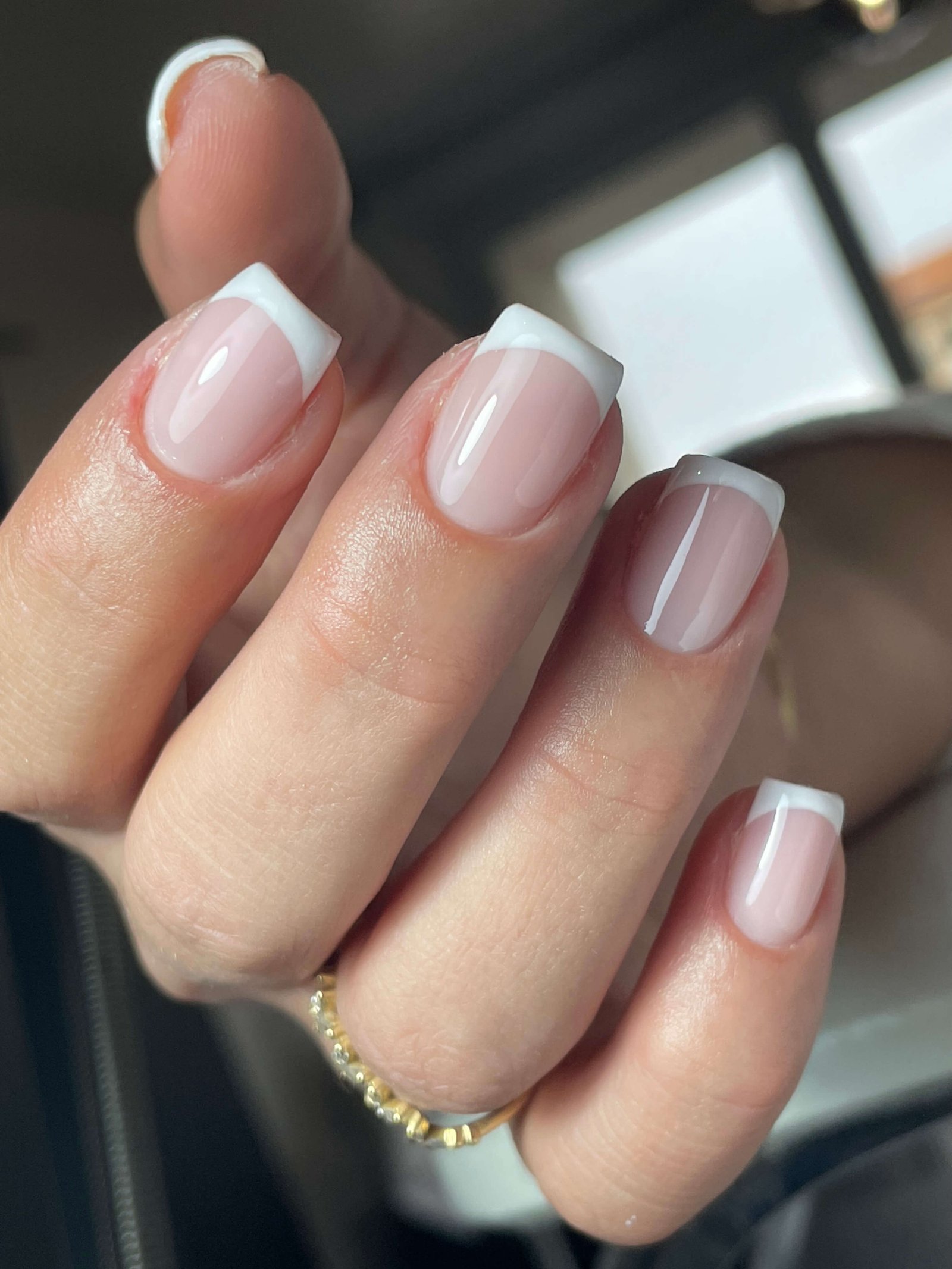 French manucure blanche classique sur ongles carrés