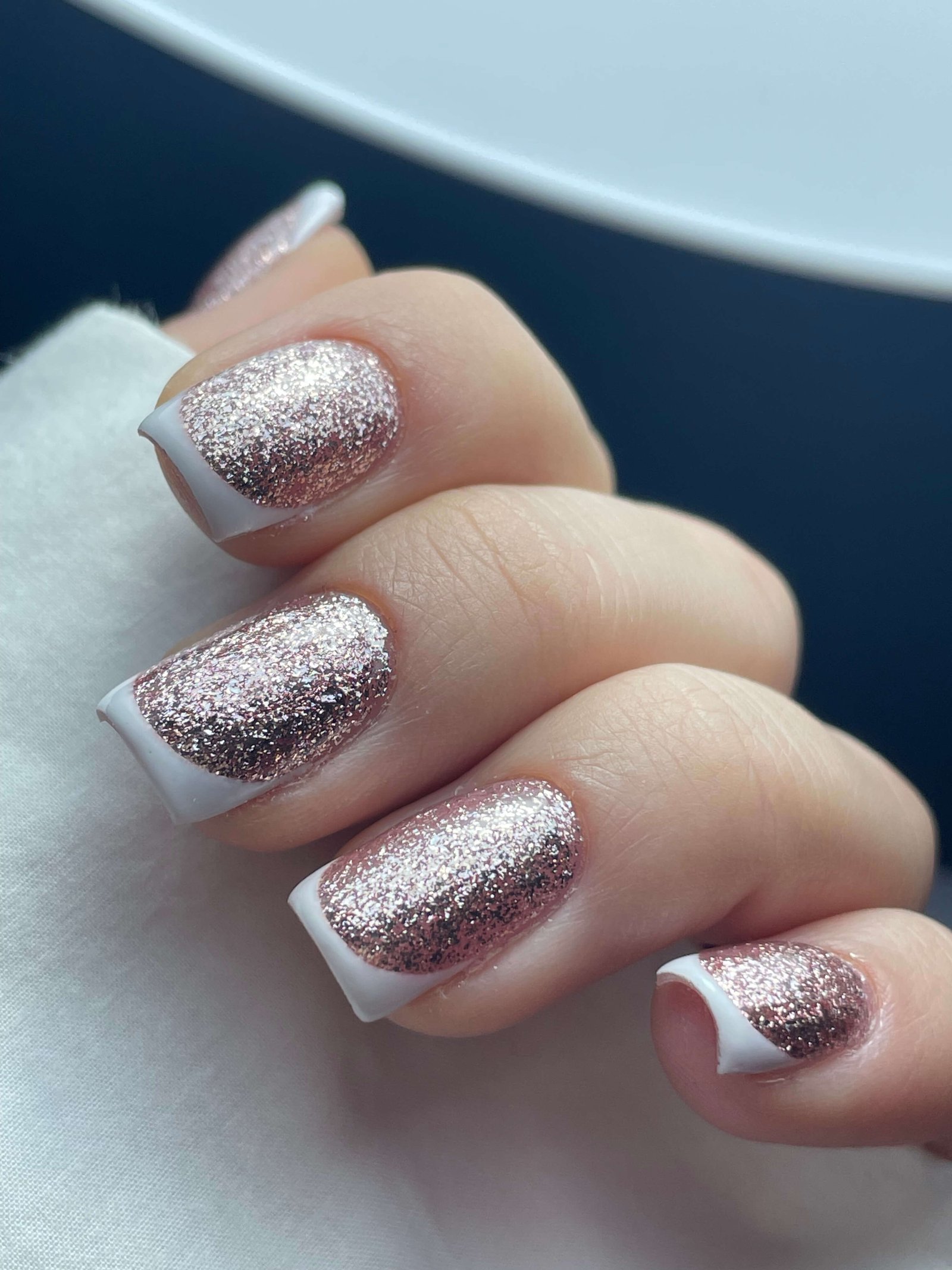 French manucure avec glitter rose argenté dégradé sur ongles carrés