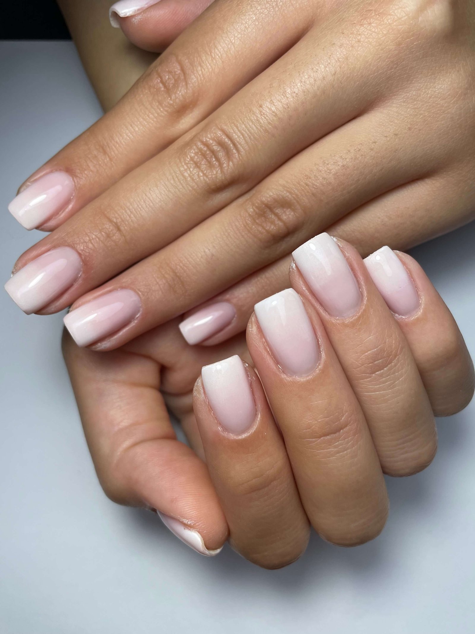 French manucure blanche baby boomer dégradé sur ongles carrés