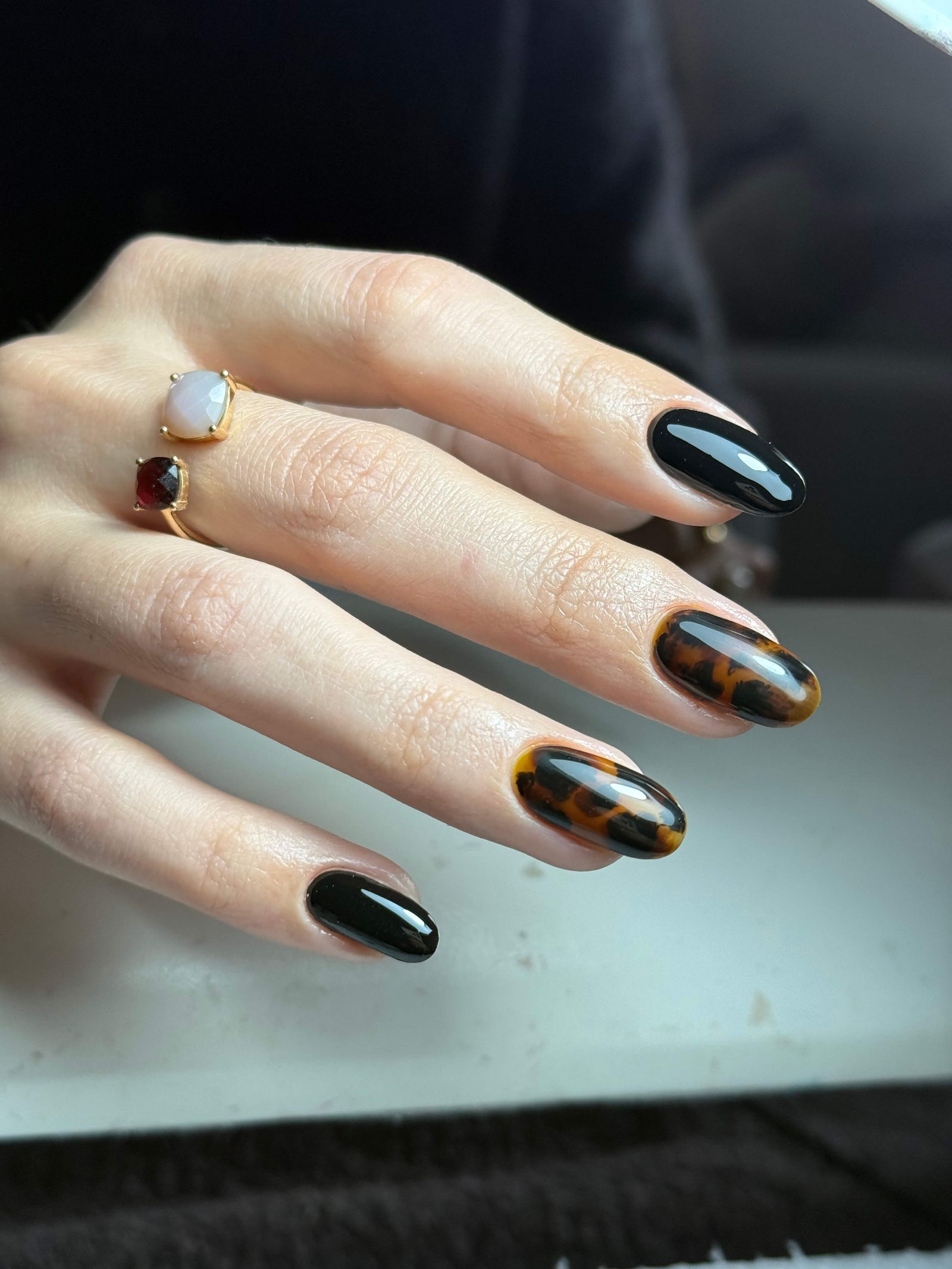 Vernis noir avec effet écaille de tortue caramel sur ongles ovales