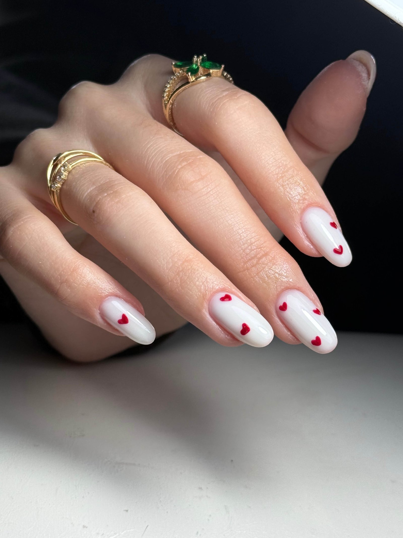 Nail art petits coeurs rouges sur fond blanc ongles ovales