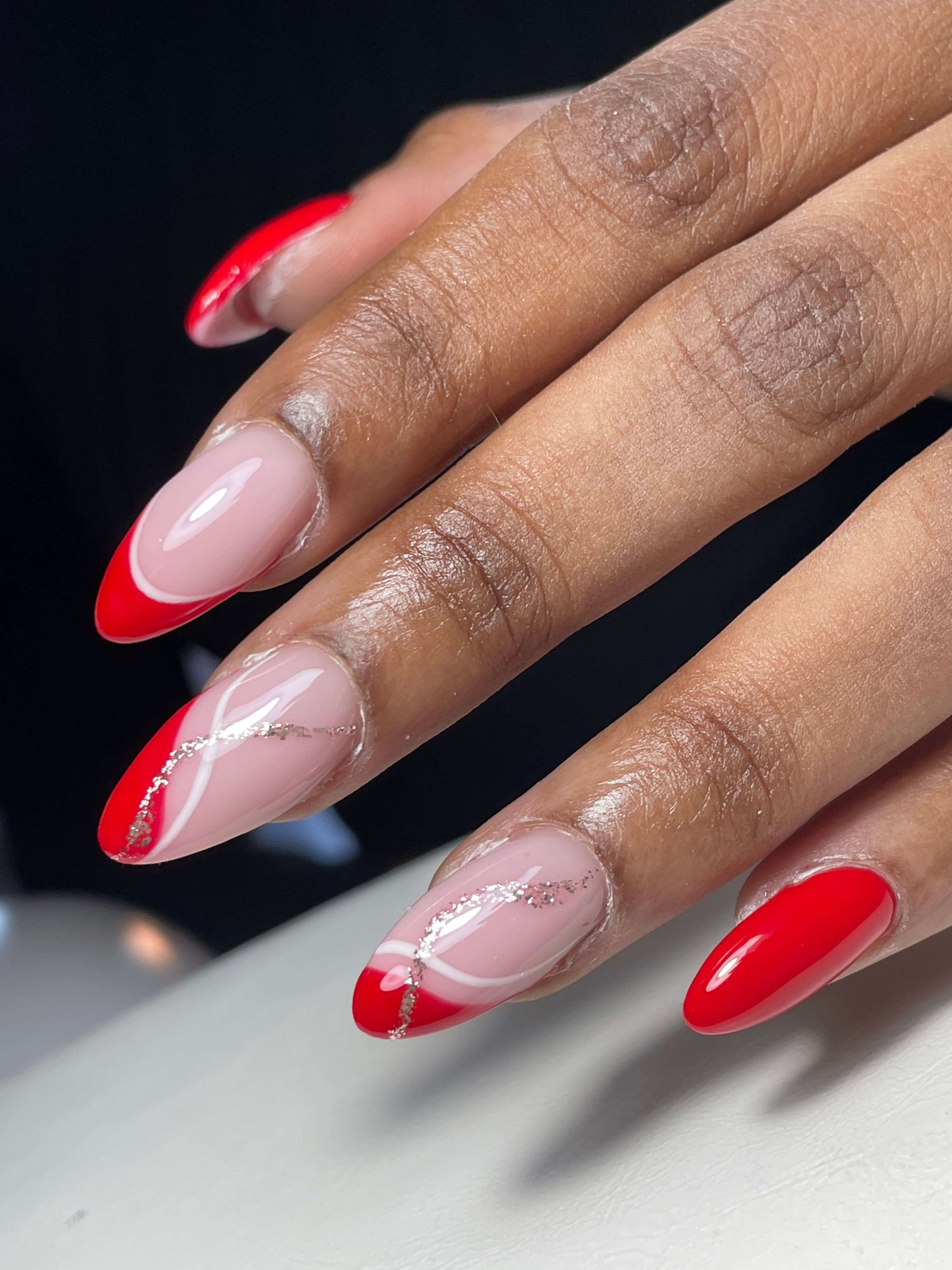 French manucure rouge avec strass argentés sur ongles amande