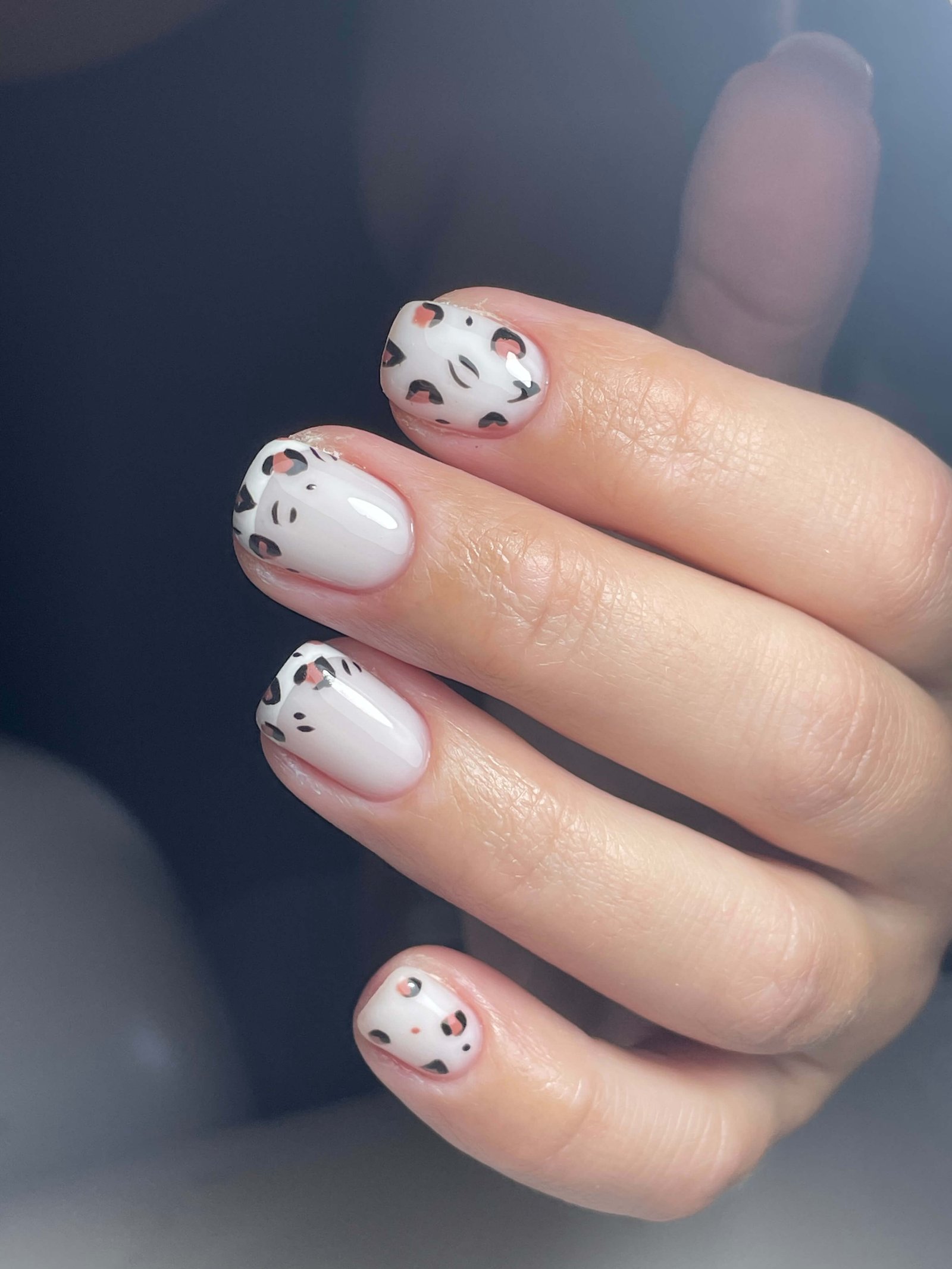 Nail art motif léopard blanc orange noir sur ongles ovales