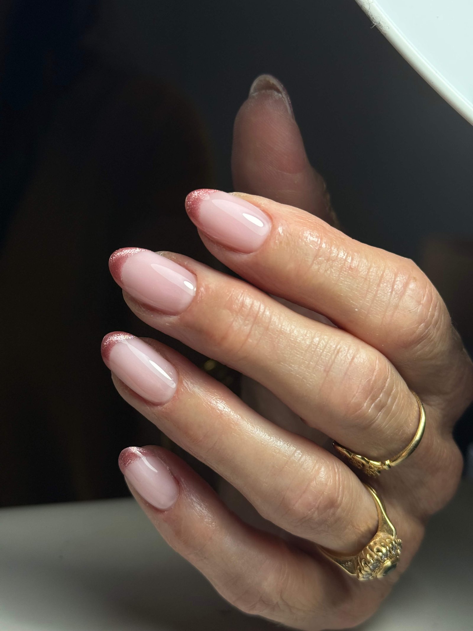 French manucure avec glitter rose dégradé sur ongles ovales