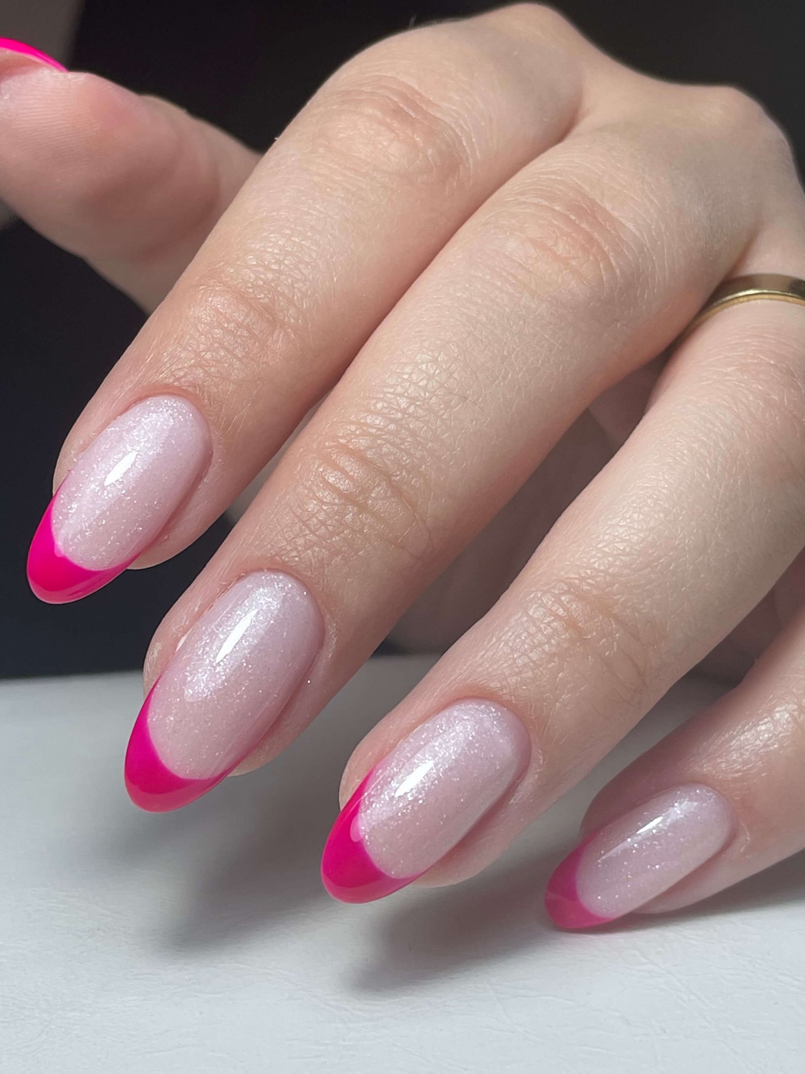 French manucure fuchsia brillant sur ongles ovales