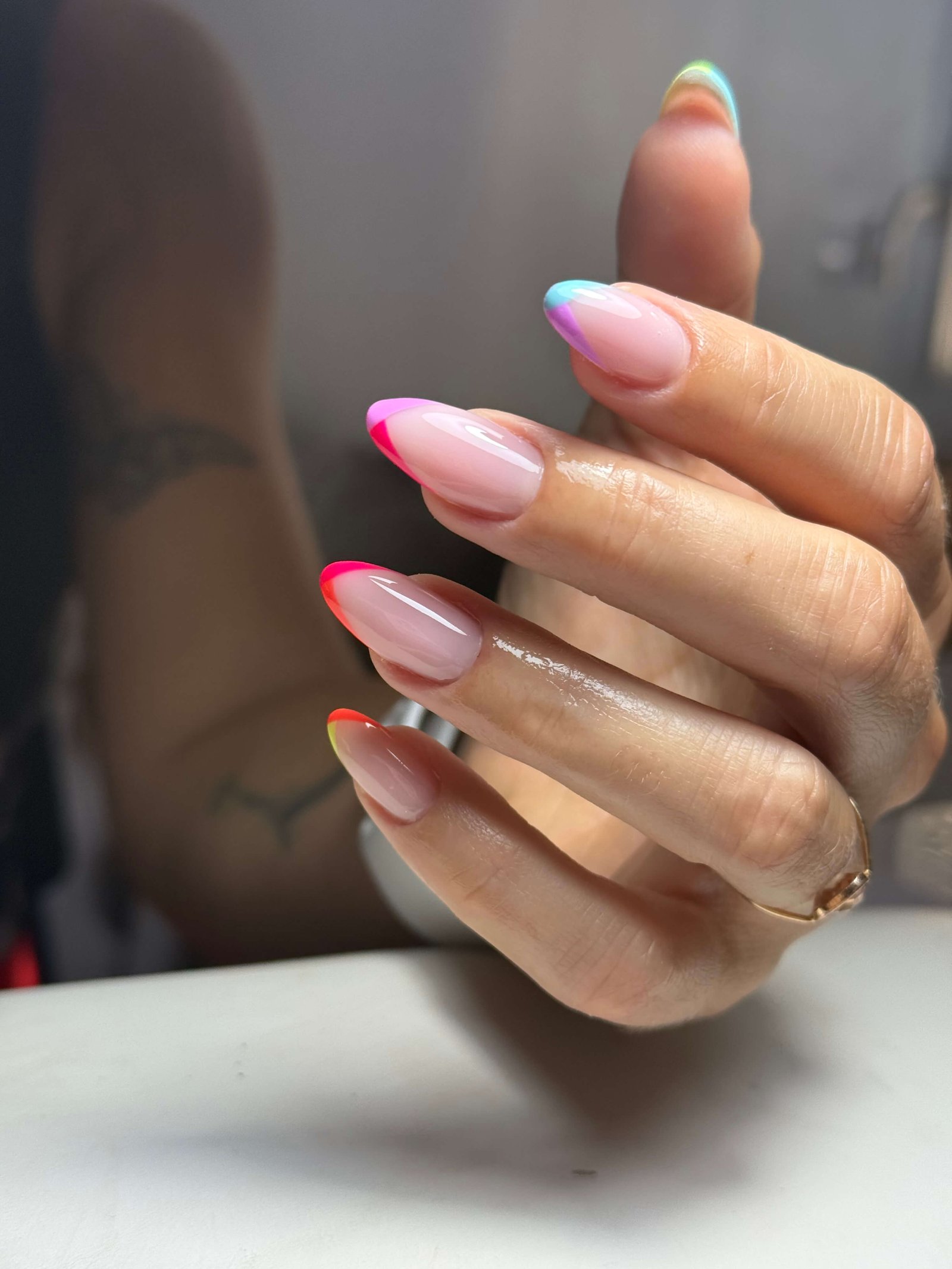 French manucure multicolore arc-en-ciel sur ongles ovales