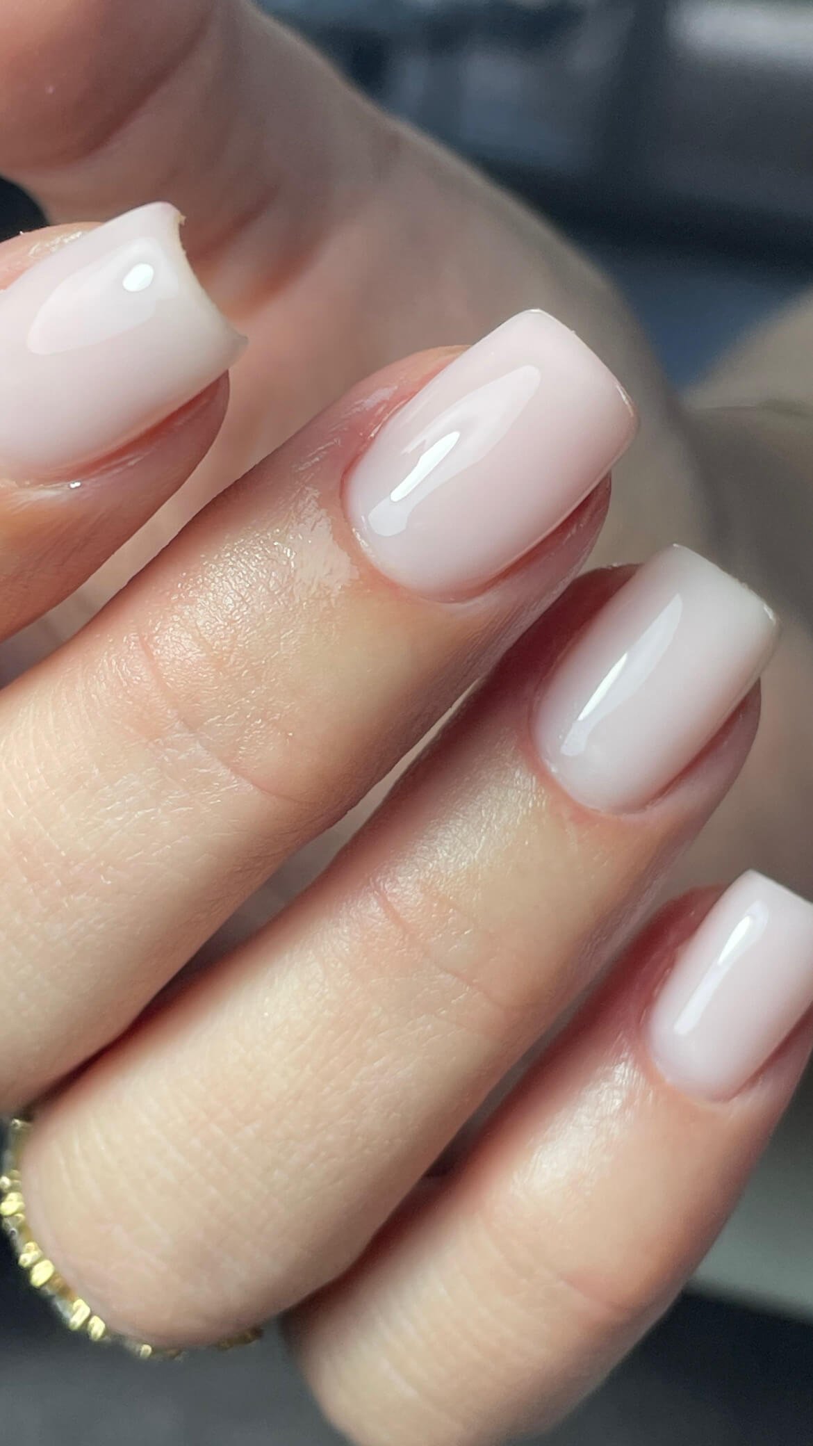 Manucure nude naturelle avec vernis semi-permanent sur ongles carrés courts