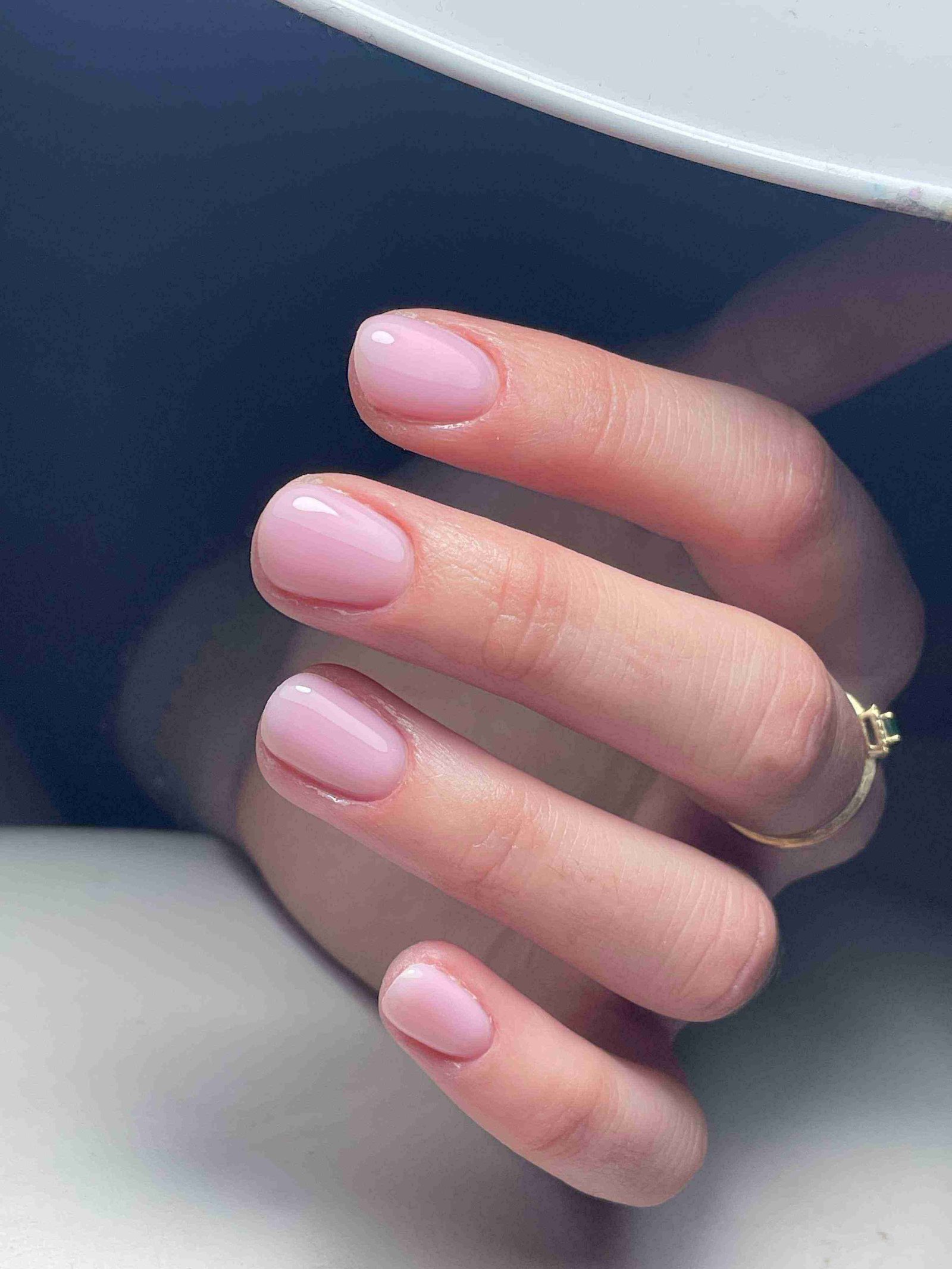 Manucure rose nude glossy brillant sur ongles ovales courts