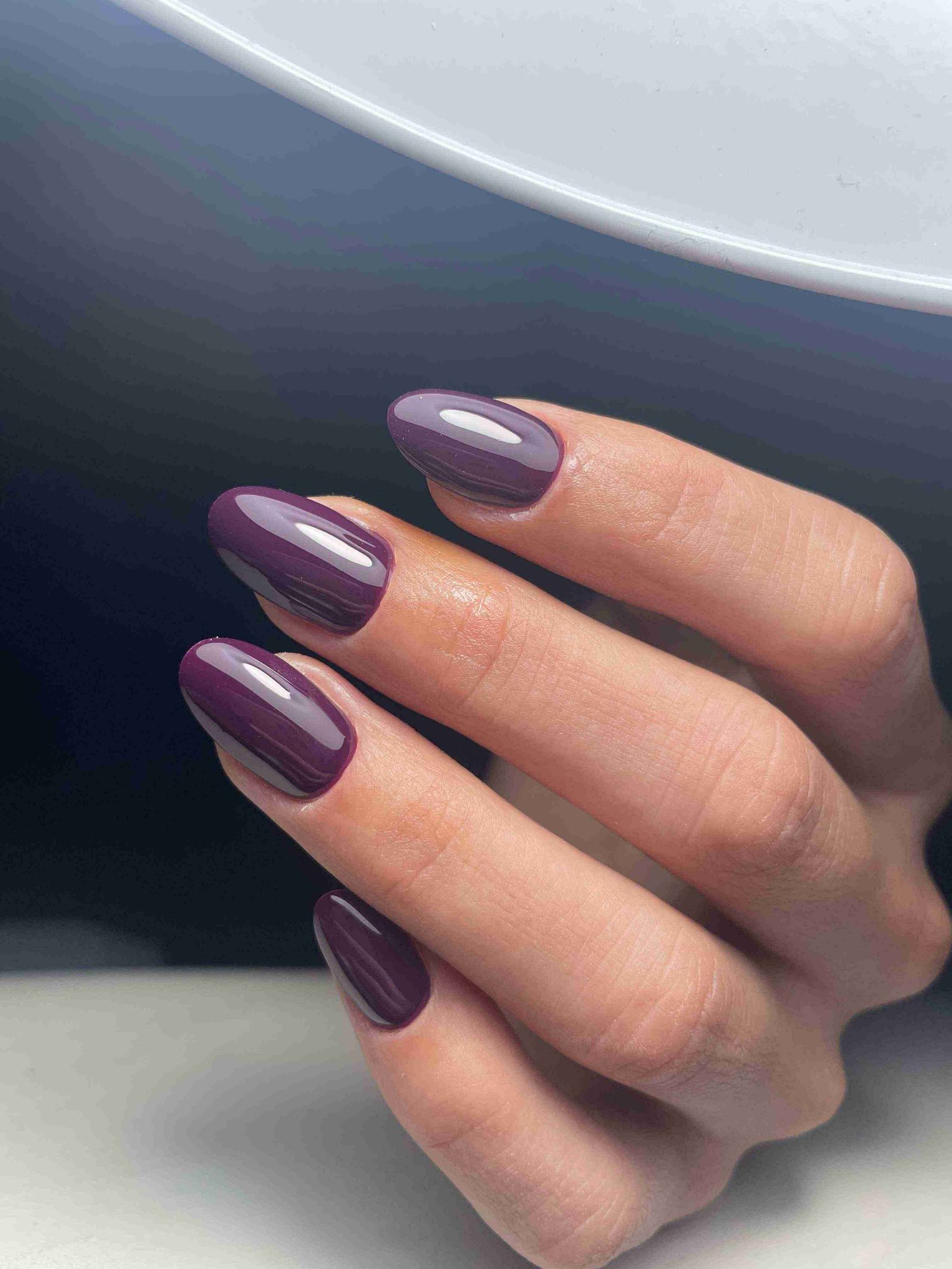 Vernis prune violet glossy brillant sur ongles ovales longs