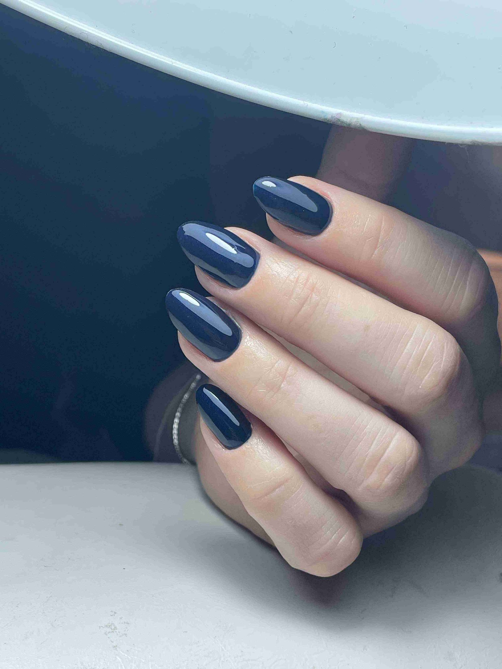 Vernis bleu marine glossy brillant sur ongles ovales longs