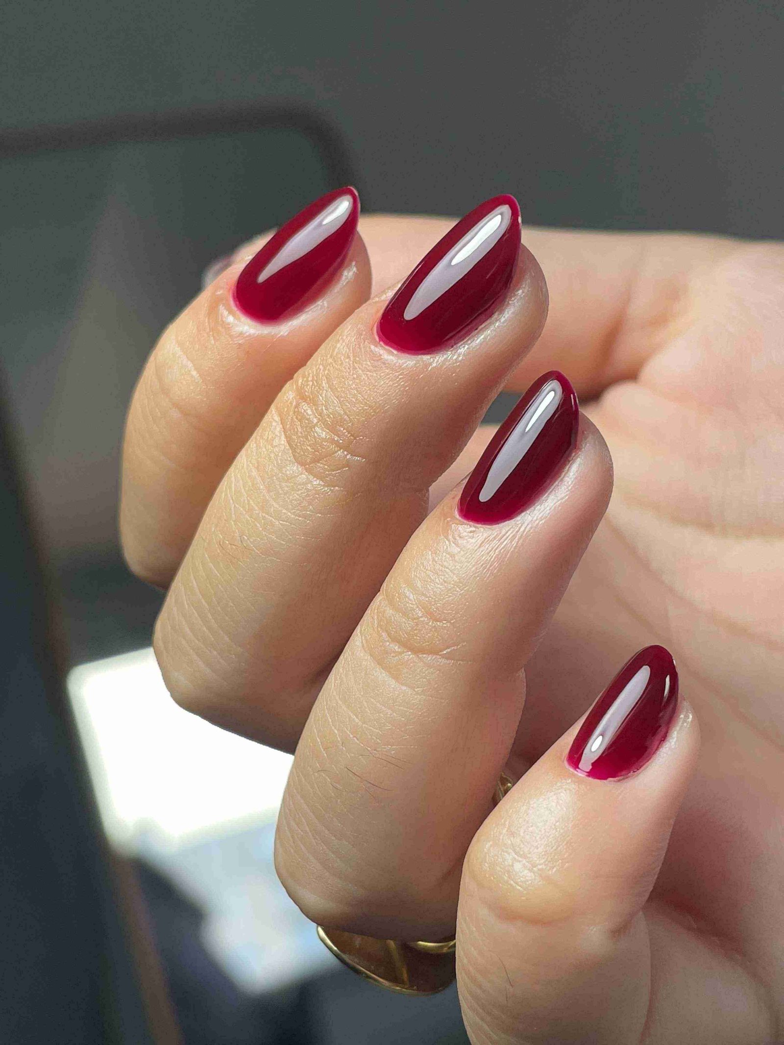 Vernis rouge cerise brillant glossy sur ongles ovales longs