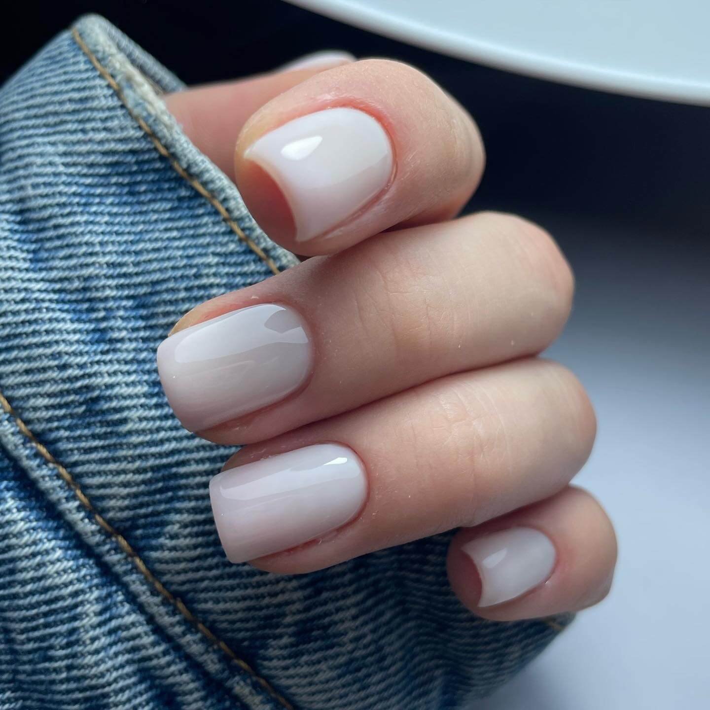 Manucure milk bath nude avec vernis gel sur ongles carrés