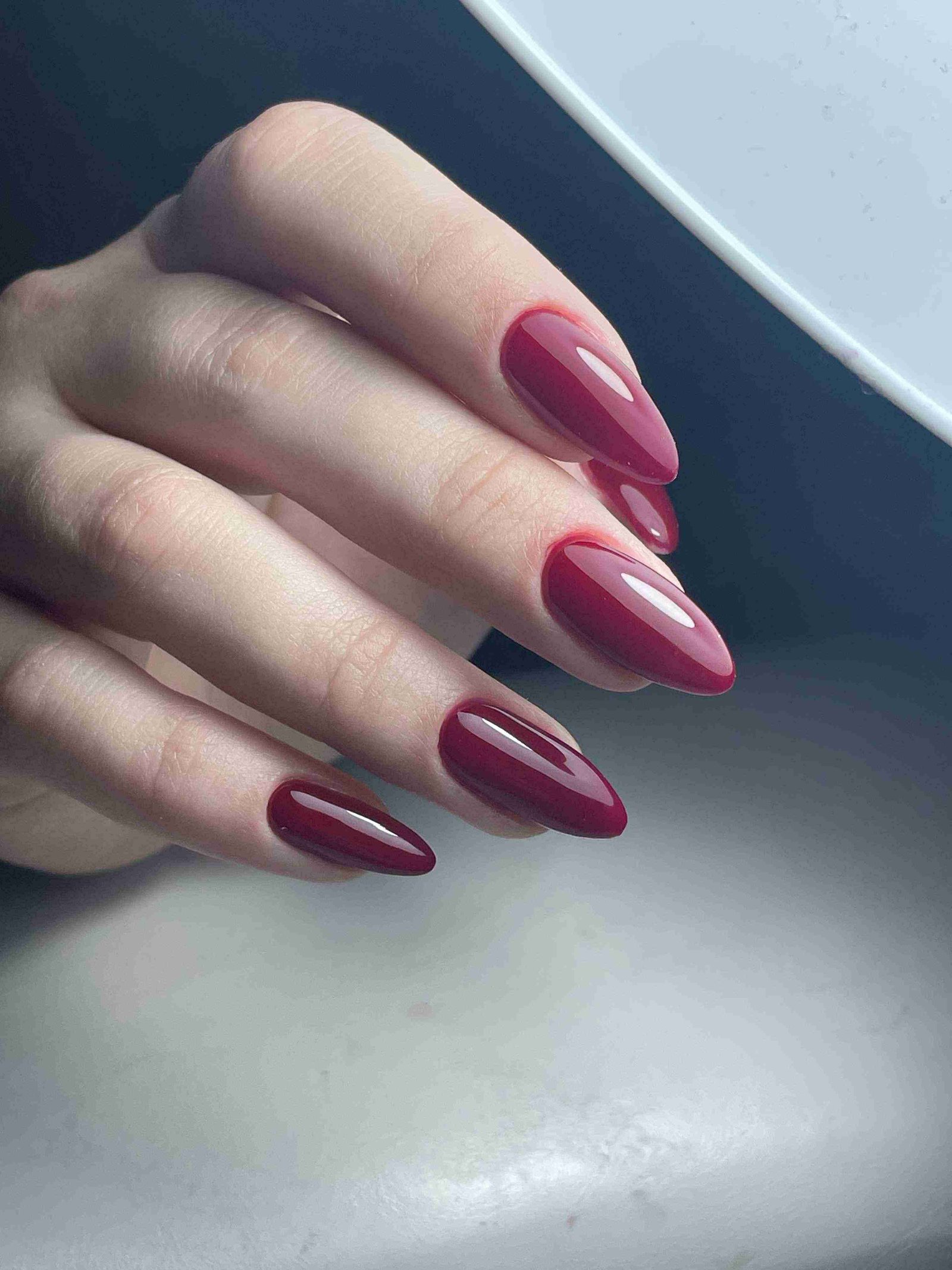 Vernis bordeaux dégradé effet ombré sur ongles amande longs