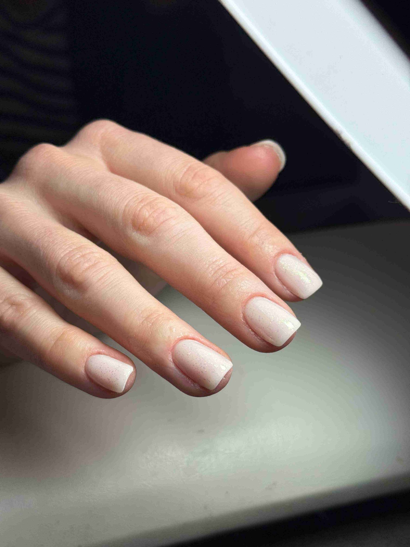 Manucure nude perlé avec effet shimmer sur ongles carrés courts
