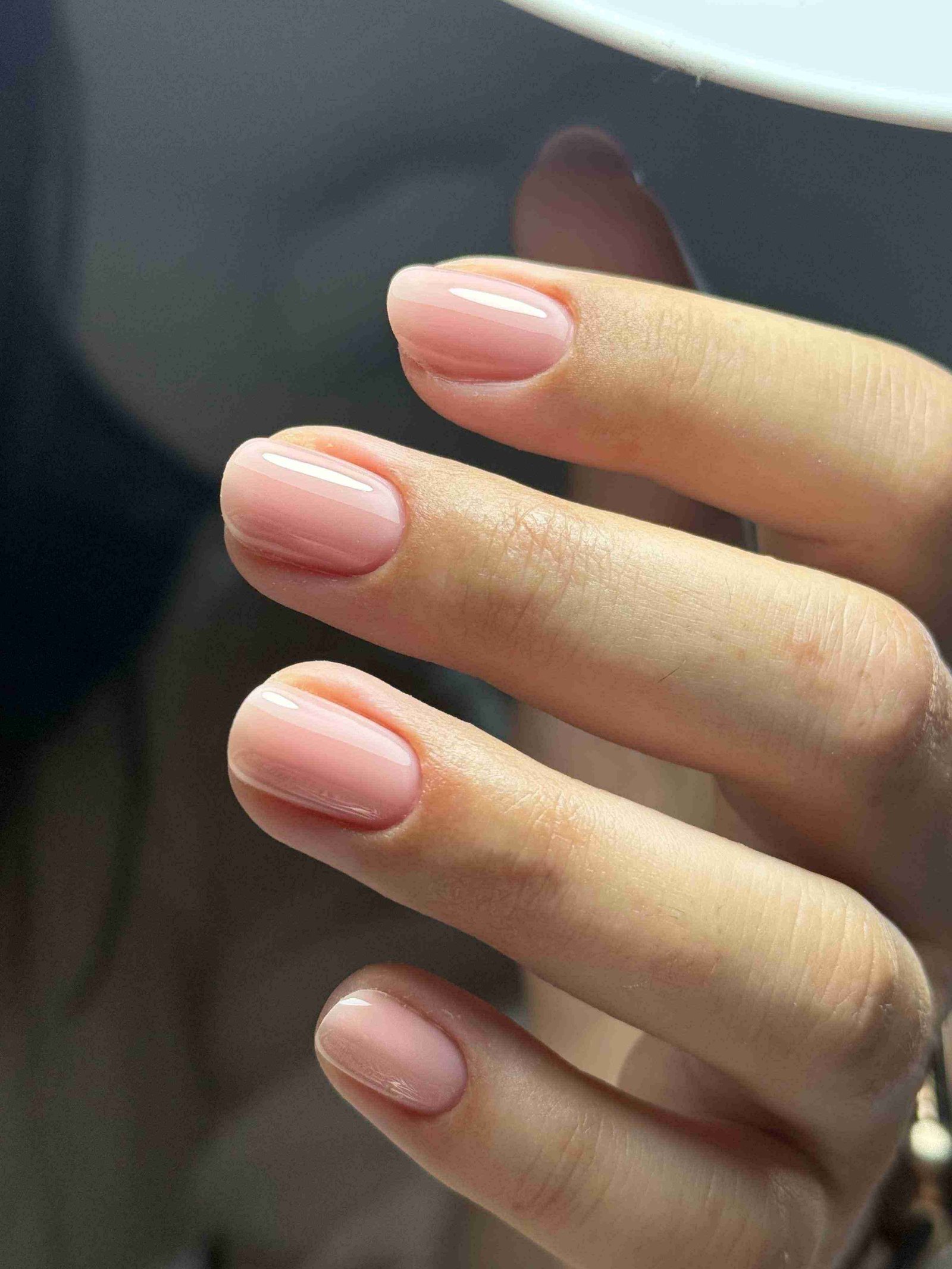 Manucure rose nude glossy brillant sur ongles ovales courts