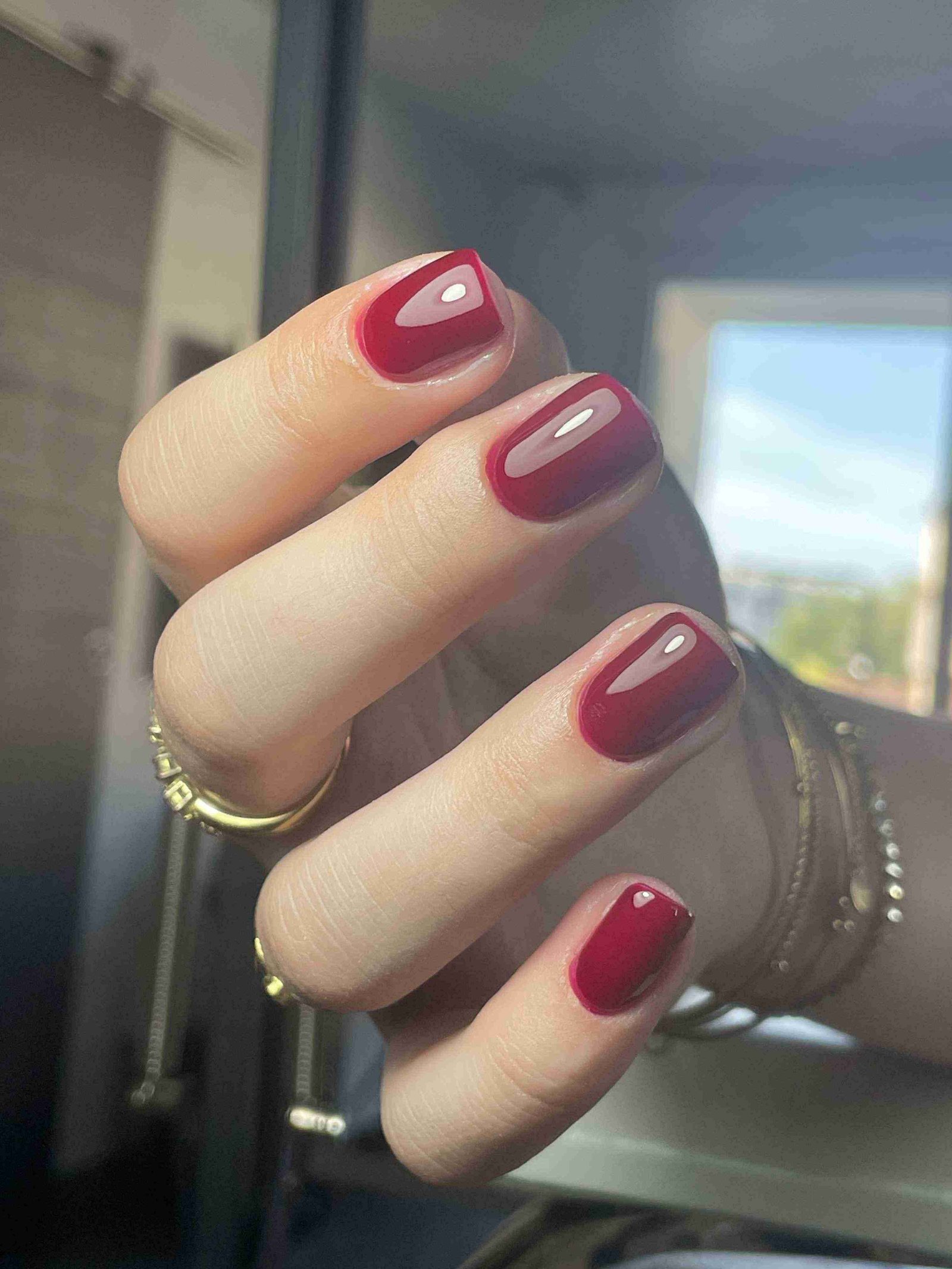 Vernis bordeaux glossy brillant sur ongles ovales courts