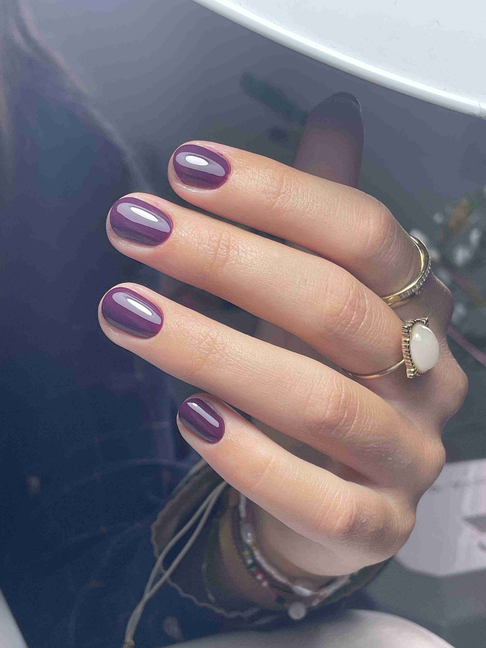 Vernis prune violet glossy brillant sur ongles ovales courts