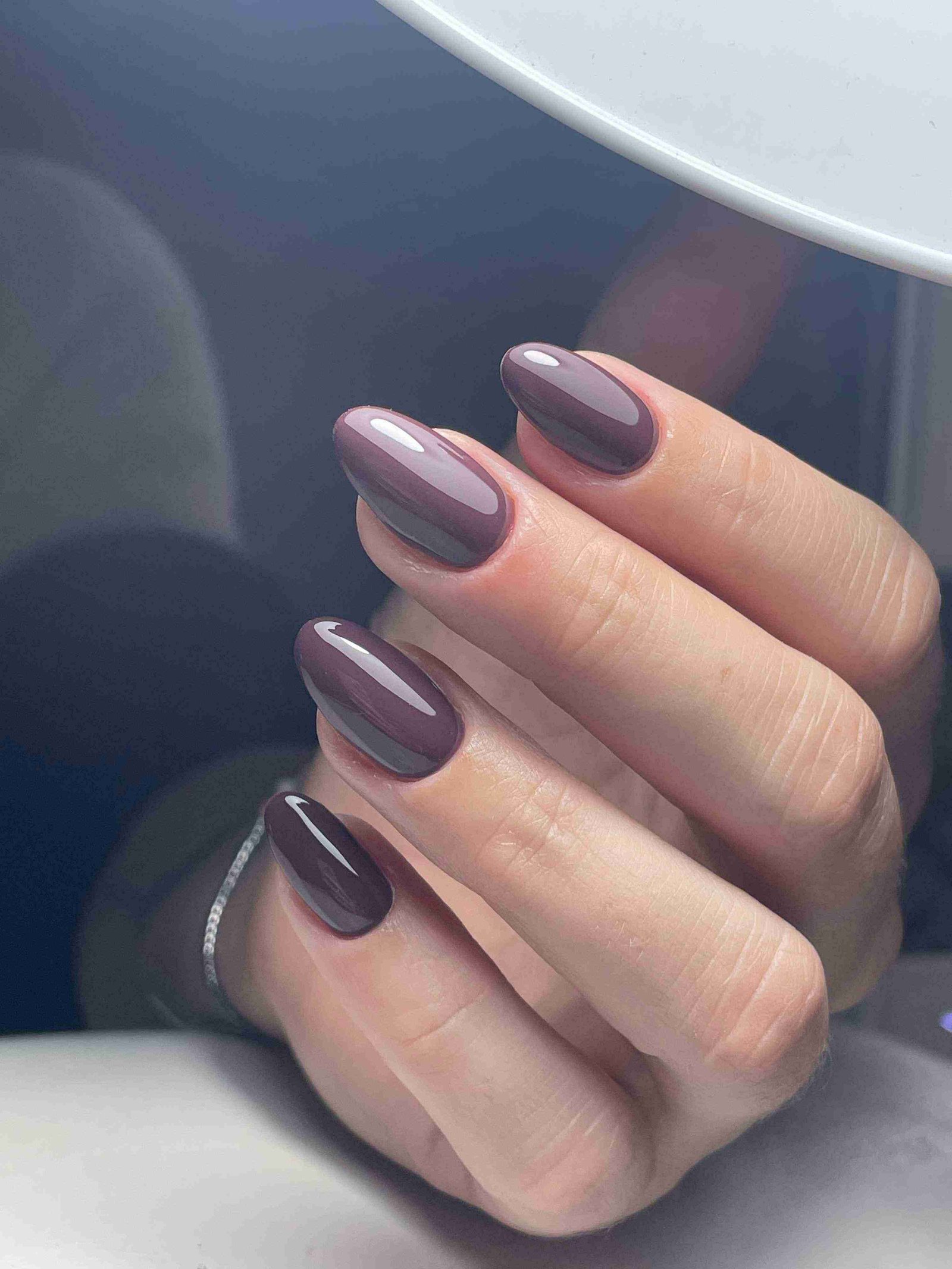 Vernis prune violet dégradé effet ombré sur ongles ovales